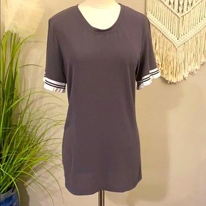 Dark grey tshirt with striped ruffled sleeves
